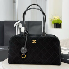Chanel 𝟐𝟔𝐒 Vintage Suede Bowling Bag Classic Diamond-quilted Design With Metallic Double C Logo Large Capacity Tote Bag Bags #197473